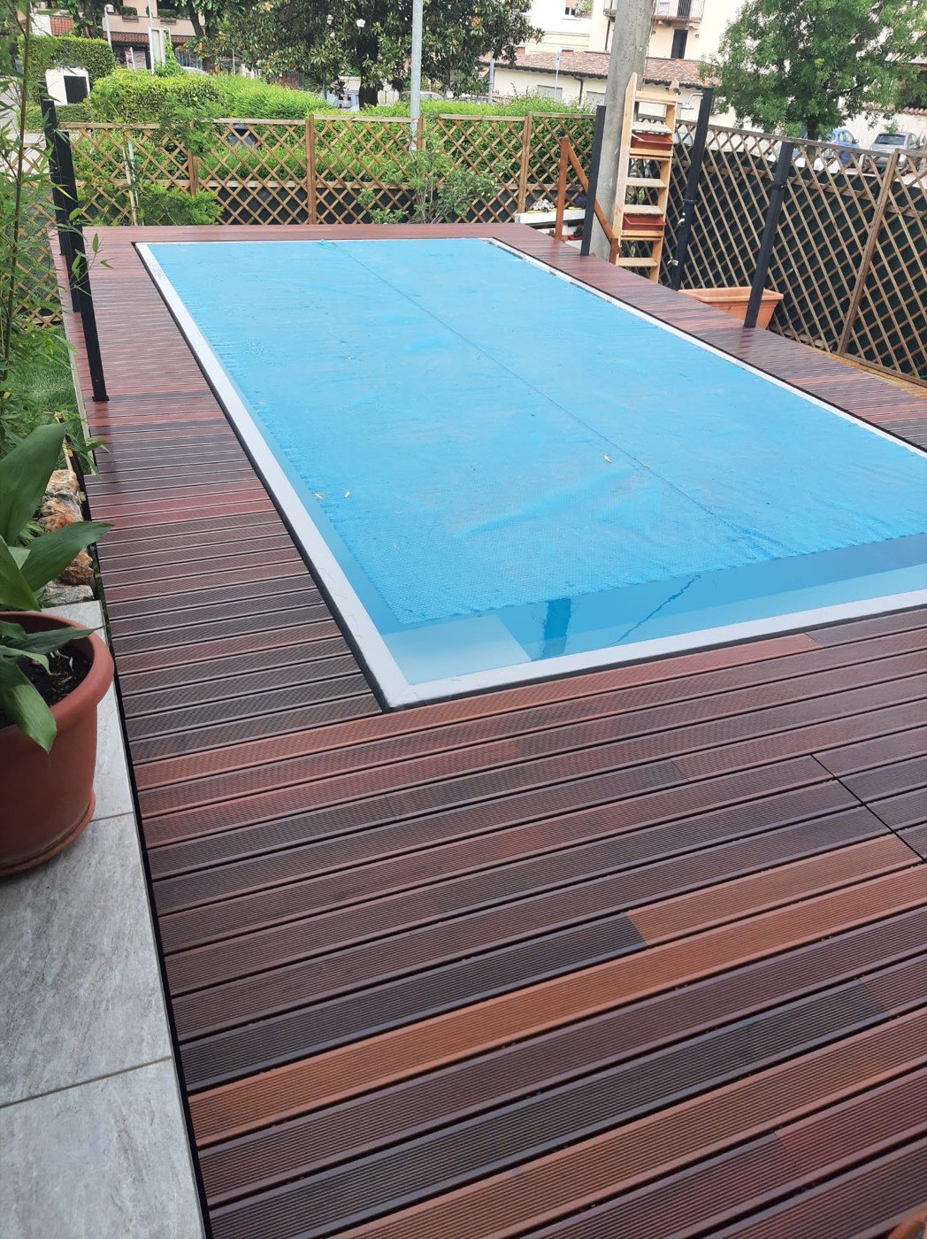 Decking in legno attorno a una piscina privata in giardino