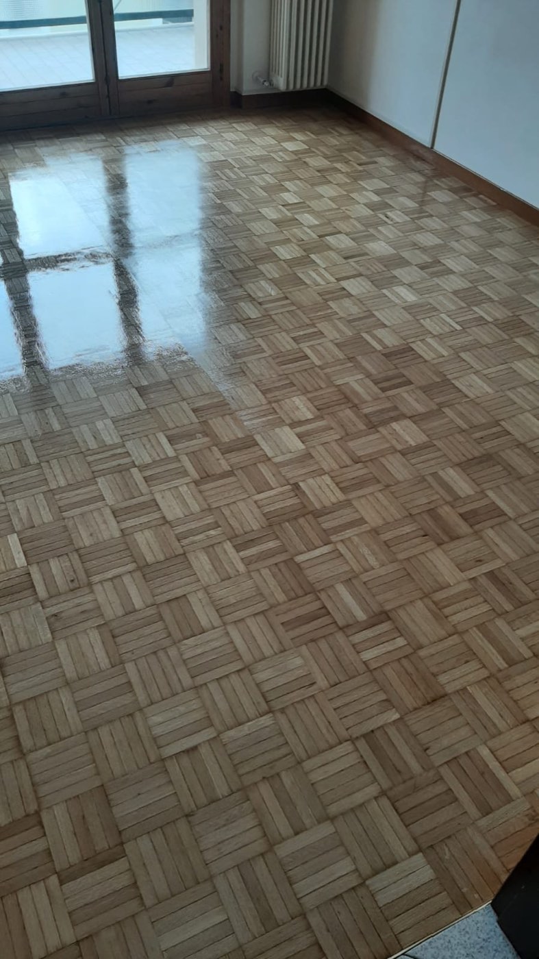 Pavimento in legno con posa a mosaico a cestino e finitura lucida