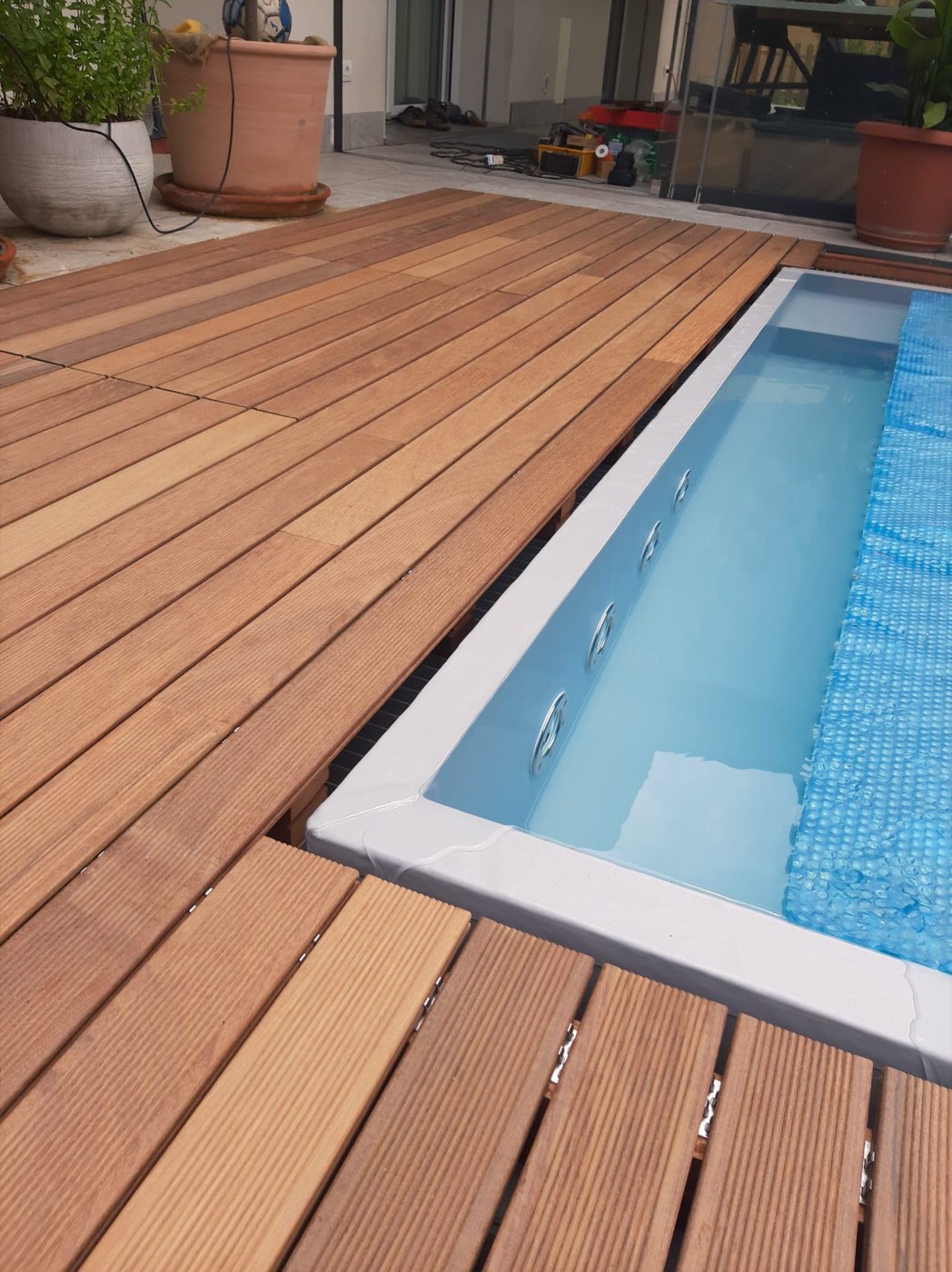 Dettaglio del decking in legno lungo il bordo di una piscina